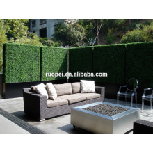 На открытом воздухе искусственная изгородь из самшита украшает искусственную зеленую изгородь искусственную садовую стену